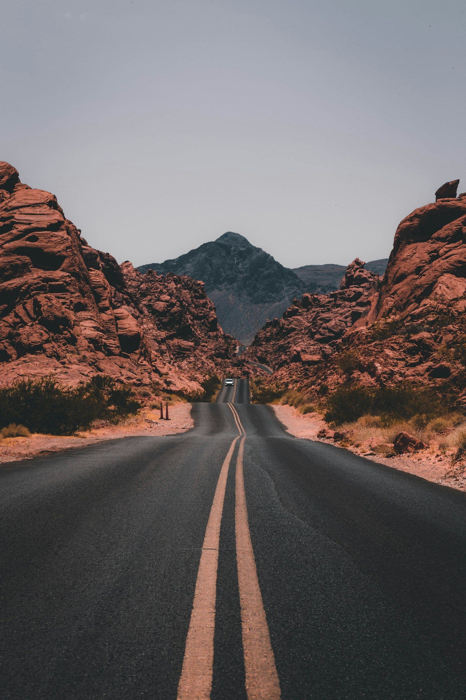 Eine offene Straße durch eine rote Wüstenlandschaft